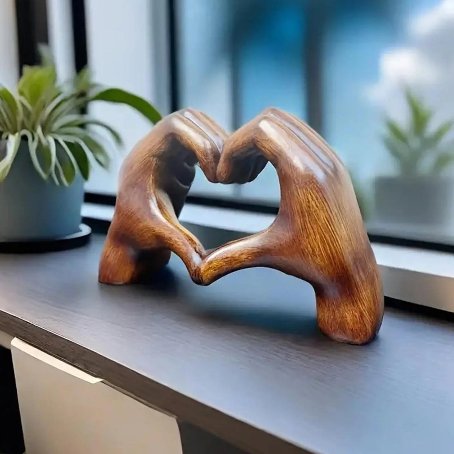 Hand Heart Sculpture Resin Heart Hands Statue Center Table Decor Decorative Figurine Home Wedding Decoration for Valentine's Day